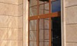 установленное дерево-алюминиевое окно на южном фасаде (вид снаружи)