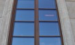 установленное дерево-алюминиевое окно на северном фасаде (вид снаружи)